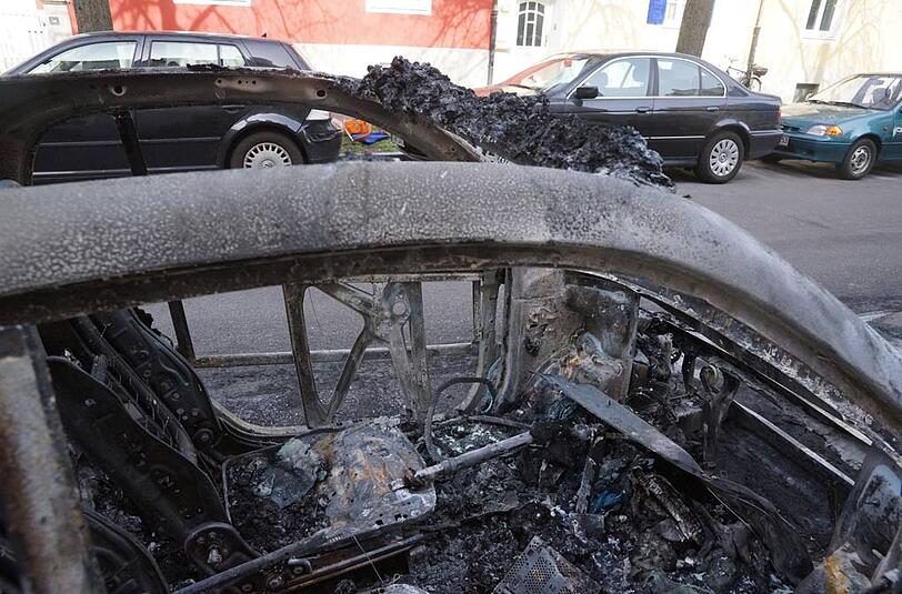 Was vom Feuer übrig blieb: In Neuhausen brannten drei Autos vollkommen aus.