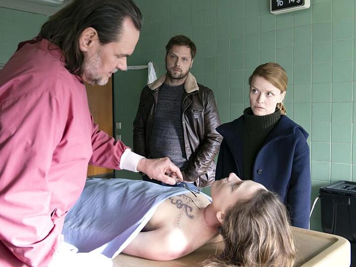 Ria Larsen (Karoline Schuch) im Obduktionssaal.