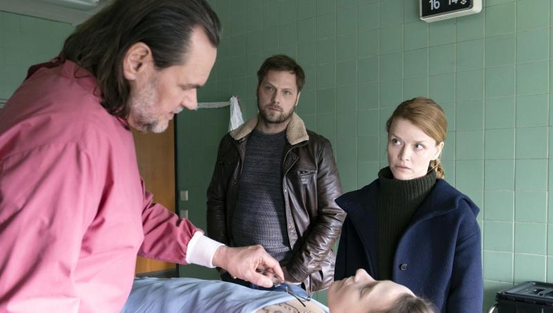 Ria Larsen (Karoline Schuch) im Obduktionssaal. Ria Larsen (Karoline Schuch) im Obduktionssaal.