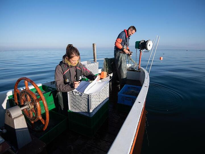 Wissenschaftler der Fischereiforschungsstelle auf einem Forschungsboot. Foto: Marijan Murat