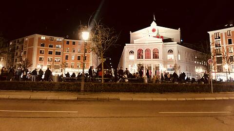 Am Samstag waren am Münchner Gärtnerplatz zahlreiche Feierwütige versammelt.