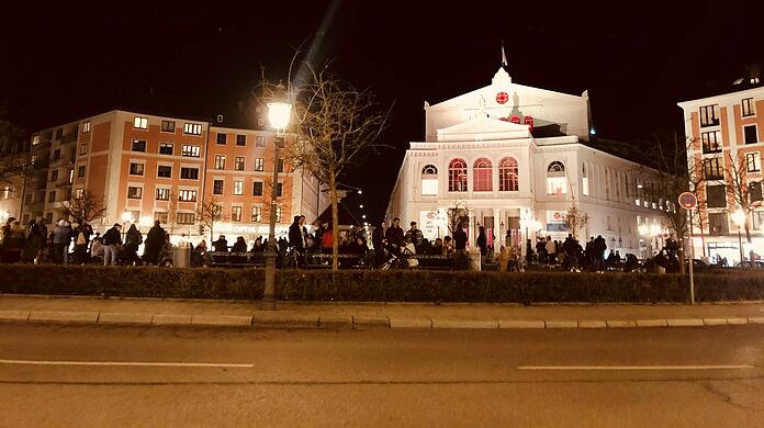 Am Samstag waren am Münchner Gärtnerplatz zahlreiche Feierwütige versammelt.
