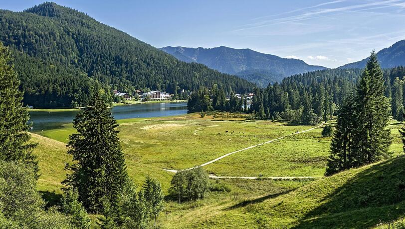 Das Arabella Alpenhotel, hier klein im Hintergrund, liegt sehr idyllisch am Spitzingsee. Das Arabella Alpenhotel, hier klein im Hintergrund, liegt sehr idyllisch am Spitzingsee.