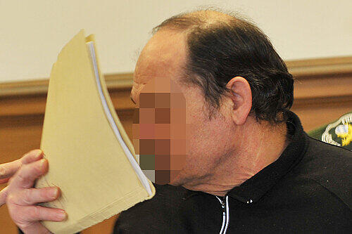 Versteckte sein Gesicht: Der Angeklagte Henry S. (61) legte unter Tränen ein Geständnis ab.