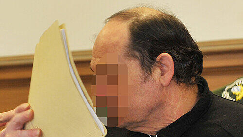 Versteckte sein Gesicht: Der Angeklagte Henry S. (61) legte unter Tränen ein Geständnis ab. Versteckte sein Gesicht: Der Angeklagte Henry S. (61) legte unter Tränen ein Geständnis ab.