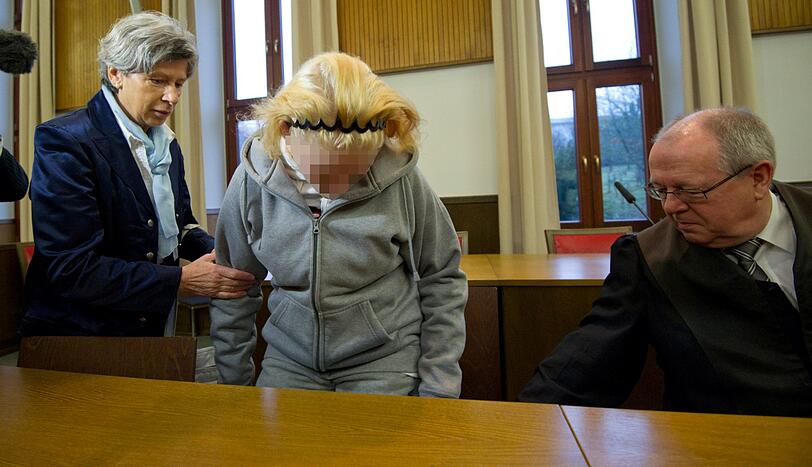 Die Staatsanwaltschaft wirft ihnen Geiselnahme und dem Mann zudem gefährliche Köperverletzung und sexuelle Nötigung vor.