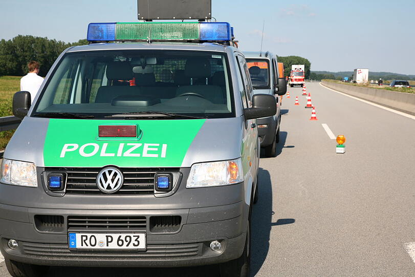 Schwerer Motorradunfall auf der A94 Richtung München: Ein 48-jähriger Motorradfahrer kommt ins Schleudern und stürzt. Er verletzt sich so schwer, dass er noch vor Ort stirbt.