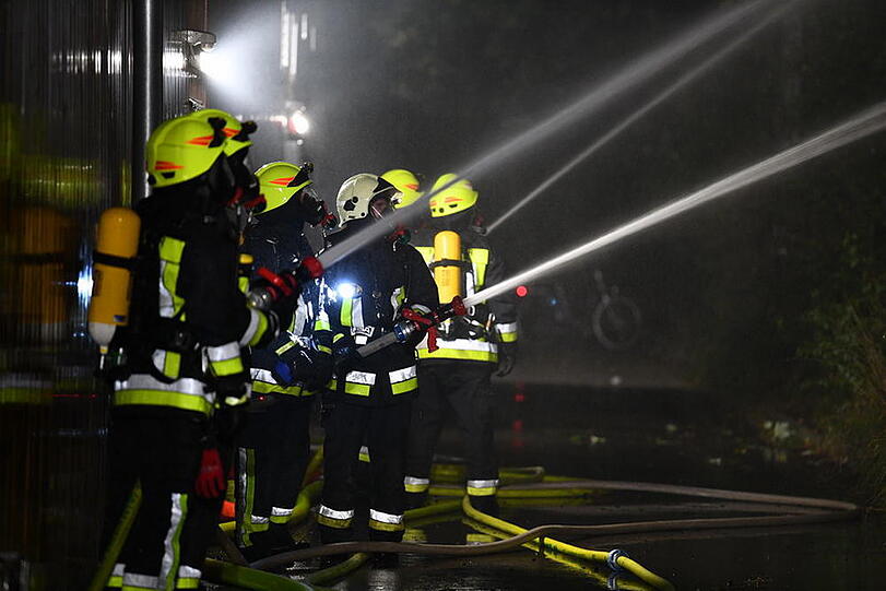 Die Polizei schätzt den entstandenen Sachschaden auf rund 650.000 Euro. Hier die Bilder vom Feuerwehreinsatz in Chieming.