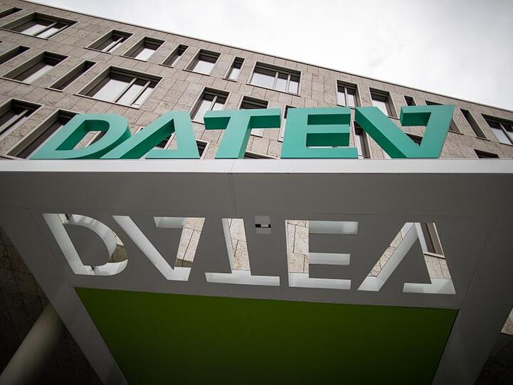 Der Logo-Schriftzug des IT-Dienstleisters Datev eG steht am Eingang zum Datev IT-Campus. Foto: Daniel Karmann/dpa