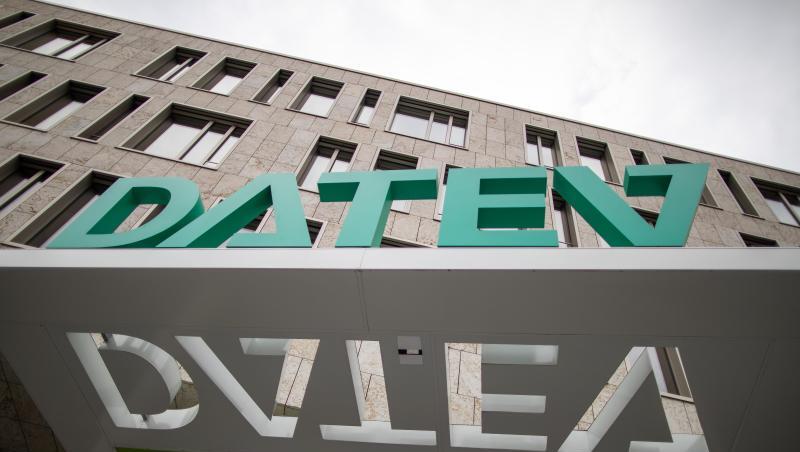 Der Logo-Schriftzug des IT-Dienstleisters Datev eG steht am Eingang zum Datev IT-Campus. Foto: Daniel Karmann/dpa Der Logo-Schriftzug des IT-Dienstleisters Datev eG steht am Eingang zum Datev IT-Campus. Foto: Daniel Karmann/dpa