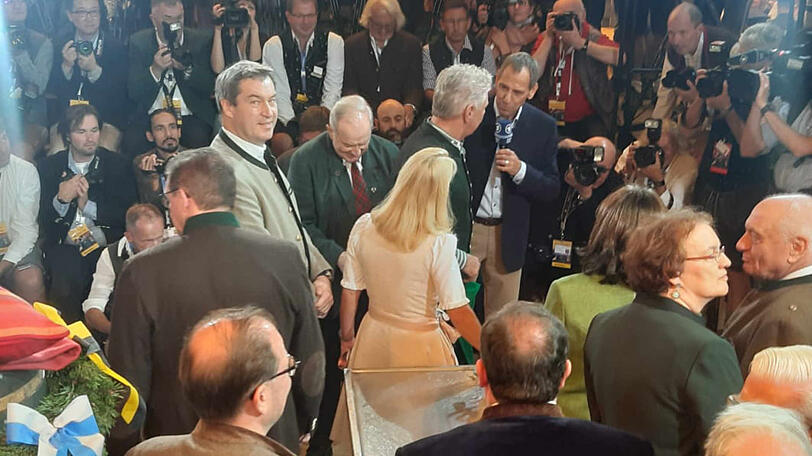 Ministerpräsident Markus Söder in der Anstich-Boxe.