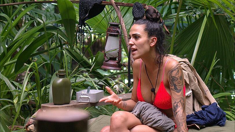 Raúl hat Elena Miras Flasche mitgenommen. Das Drama nimmt seinen Lauf. Das Reality-Sternchen rastet aus. "Oh nein! Wie ekelhaft. Ich trinke nicht. Ich muss ja hier versorgt werden mit Wasser. Eine Flasche steht mir ja zu."