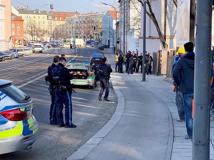 Polizisten stehen an der Einsatzstelle im Stadtteil Au.