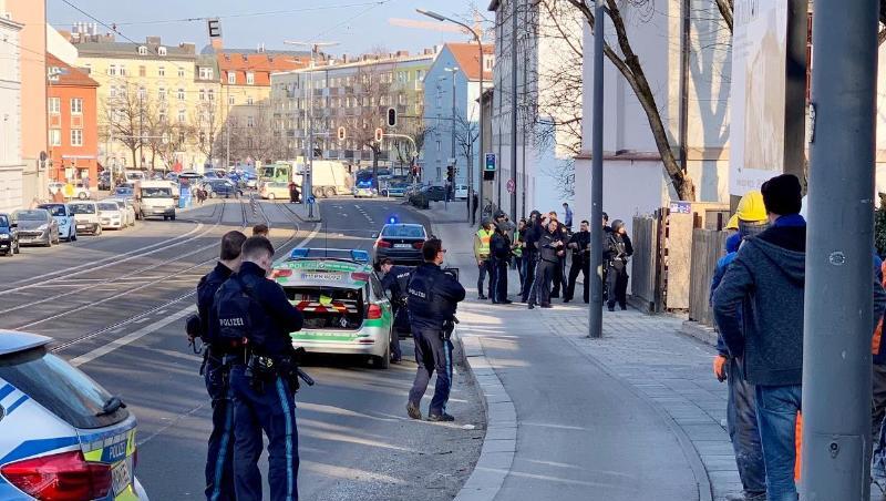 Polizisten stehen an der Einsatzstelle im Stadtteil Au. Polizisten stehen an der Einsatzstelle im Stadtteil Au.