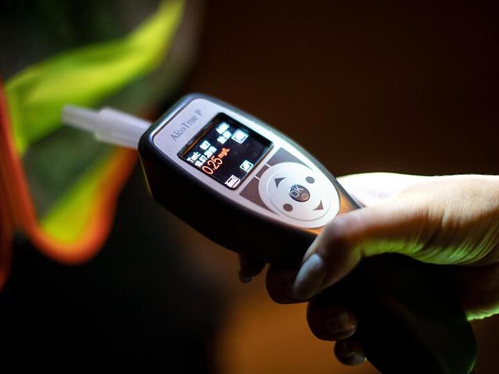 Atemalkoholtest: Die Polizei hat in den vergangenen Tagen zahlreiche alkoholisierte und mit anderen Drogen berauschte Leute auf E-Tretrollern erwischt.