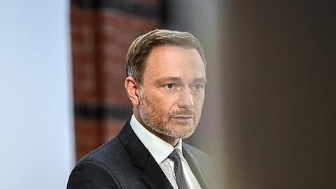 Christian Lindner, Fraktionsvorsitzender und Parteivorsitzender der FDP, gibt nach einer gemeinsamen Sitzung des FDP-Bundesvorstand und der neugewählten Bundestagsfraktion zur Aufnahme von Koalitionsverhandlungen mit SPD und Grünen ein Statement ab.