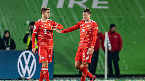 Josip Stanisic (li.) ist schon weg, Benjamin Pavard will weg: Beim FC Bayern wird's auf Rechtsverteidiger-Position langsam dünn.