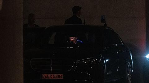 Merz verließ das Kanzleramt erst nach Mitternacht.