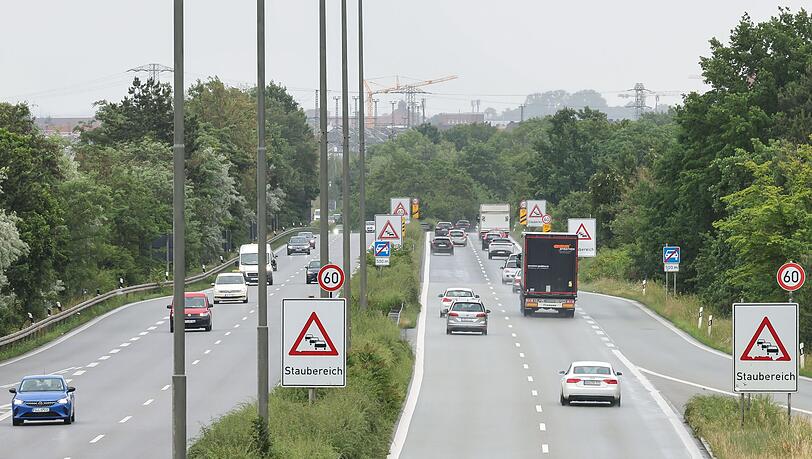Auf dem Frankenschnellweg staut sich regelmäßig der Verkehr. Die Stadt will das ändern. Gegner halten die Pläne aber für zu kurz gegriffen. Auf dem Frankenschnellweg staut sich regelmäßig der Verkehr. Die Stadt will das ändern. Gegner halten die Pläne aber für zu kurz gegriffen.