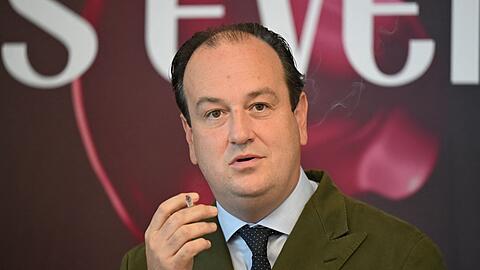 Bei der Pressekonferenz der Intertabac durfte geraucht werden - also griff VdR-Vertreter Maximilian van Ackeren auch am Rednerpult zur Zigarette.