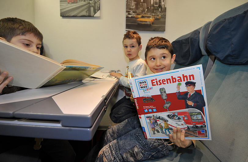 In der neuen Kinderlounge mit nachgebautem ICE-Abteil gibt es viel zu entdecken. Die Kids der Reisenden werden sogar betreut.