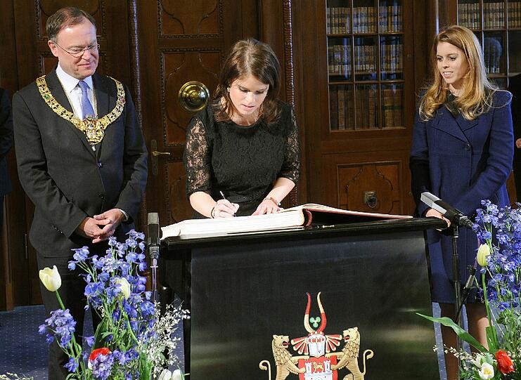 Die Enkelinnen der Queen in Hannover: Die britischen Prinzessinnen Eugenie (M ) und Beatrice (l) sind am Freitag gekommen, um an der Einweihung des wiederaufgebauten Schlosses Herrenhausen teilzunehmen.