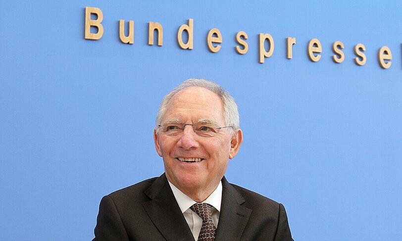 Finanzminister Wolfgang Schäuble (CDU): Der Finanzminister ist unbestritten der Gandalf des Kabinetts (Sie wissen schon, der weise alte Zauberer aus &bdquo;Herr der Ringe&ldquo;) und bekommt 68 Prozent Zustimmung: Er ist bereits das 15. Jahr Minister. Seine Zeiten als Heißsporn mit Ambitionen sind vorbei &ndash; das gibt ihm Gelassenheit, an Selbstbewusstsein fehlt es ihm ohnehin nicht. Unbeirrbar hält er soweit möglich das Geld zusammen &ndash; daheim und in der Eurozone.