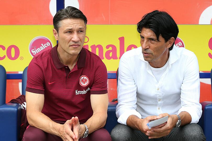 Gesprächsbedarf: Niko Kovac (l.) und Frankfurts Manager Bruno Hübner.