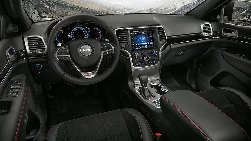 Außen rustikal - innen elegant, gediegen und edel: der Innenraum des Grand Cherokee Trailhawk.