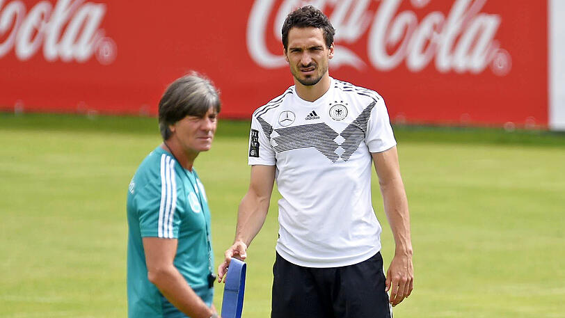 Mit dem DFB-Team bei der Fußball-WM 2018: Bundestrainer Joachim Löw (li.) und Mats Hummels.