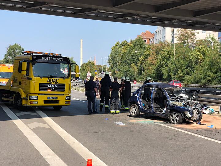 Der Pkw wurde komplett zerstört, sowohl die Fahrerin als auch der Fahrer erlitten schwere Verletzungen. Auch viele Insassen im Bus wurden verletzt. Die Bilder vom Unfallort auf der A73 bei Nürnberg.