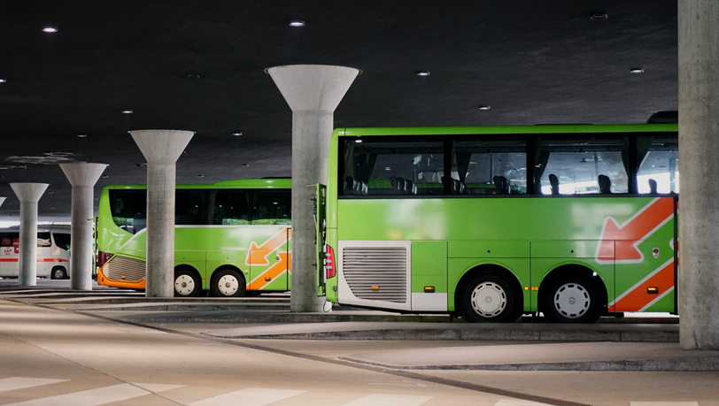 Grüne Fahrzeuge von Flixbus stehen am ZOB in München. Grüne Fahrzeuge von Flixbus stehen am ZOB in München.