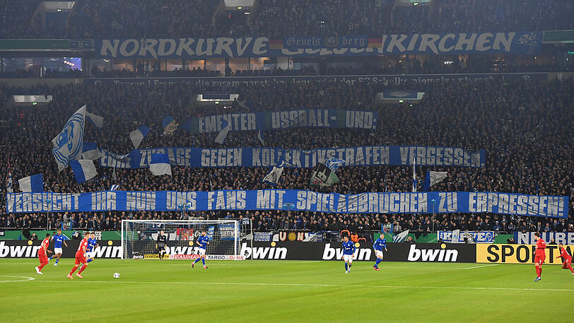 Schmähbanner: Beim Pokal-Viertelfinale auf Schalke halten Ultras Plakate hoch, werfen dem DFB "Erpressung" vor.