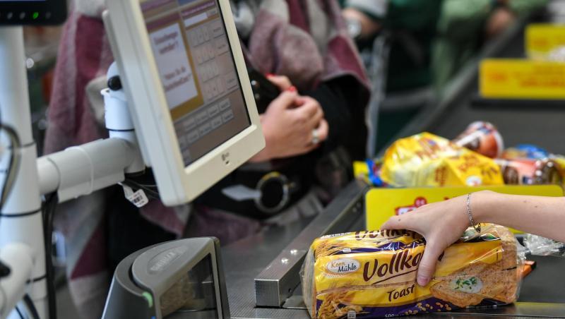 Eine Kassiererin an der Kasse beim Supermarkt. Der Anstieg der Verbraucherpreise in Deutschland hat sich im Juni etwas beschleunigt. Eine Kassiererin an der Kasse beim Supermarkt. Der Anstieg der Verbraucherpreise in Deutschland hat sich im Juni etwas beschleunigt.