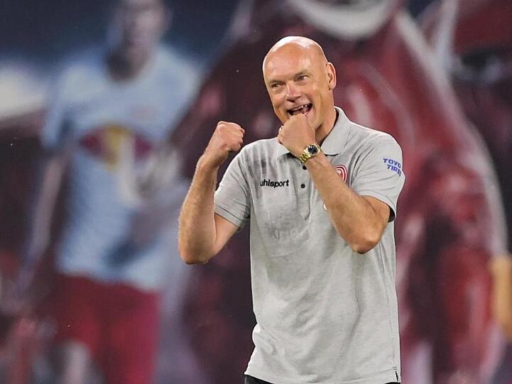 Düsseldorfs Trainer Uwe Rösler jubelt nach dem 2:2. Foto: Jan Woitas/dpa-Zentralbild/dpa/Archivbild