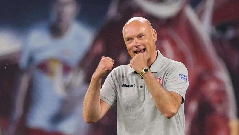 Düsseldorfs Trainer Uwe Rösler jubelt nach dem 2:2. Foto: Jan Woitas/dpa-Zentralbild/dpa/Archivbild Düsseldorfs Trainer Uwe Rösler jubelt nach dem 2:2. Foto: Jan Woitas/dpa-Zentralbild/dpa/Archivbild