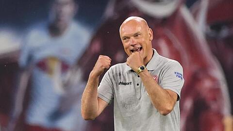 Düsseldorfs Trainer Uwe Rösler jubelt nach dem 2:2. Foto: Jan Woitas/dpa-Zentralbild/dpa/Archivbild