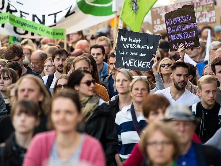 "Ihr habt verschlafen - Wir sind der Wecker": Demonstranten in Düsseldorf.
