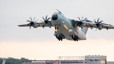Ein Transportflugzeug vom Typ Airbus A400M der Luftwaffe startet am Morgen auf dem Fliegerhorst Wunstorf.