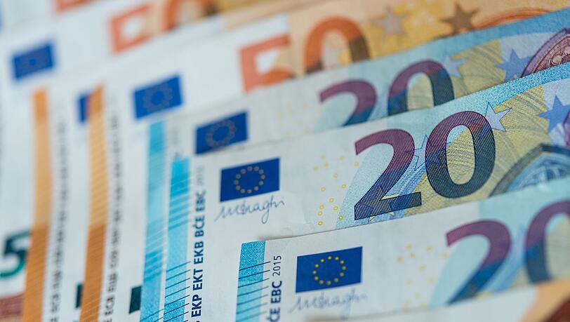 Drei Viertel der Befragten einer Umfrage für den "ARD-Deutschlandtrend" stehen den Entlastungsmaßnahmen der Bundesregierung kritisch gegenüber.