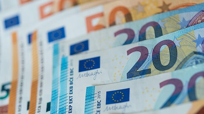 Drei Viertel der Befragten einer Umfrage für den "ARD-Deutschlandtrend" stehen den Entlastungsmaßnahmen der Bundesregierung kritisch gegenüber.