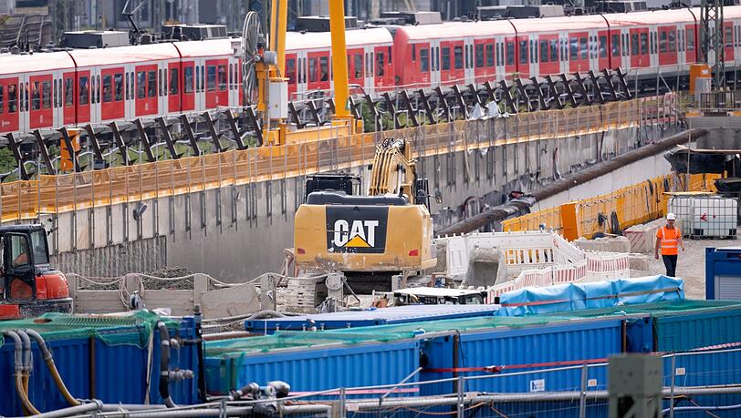 Ein Zug der S-Bahn München fährt an der Baustelle der zweiten S-Bahn-Stammstrecke entlang.
