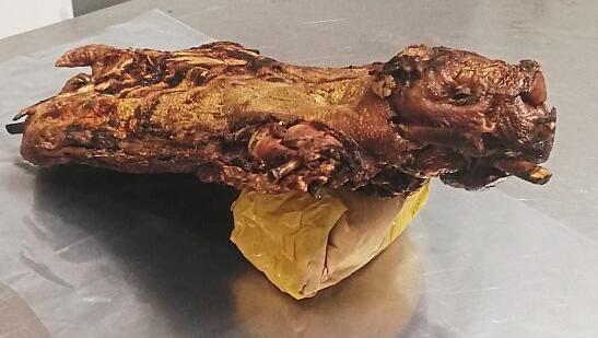 Das Nagetier der Gattung Agutis, zubereitet als Braten.