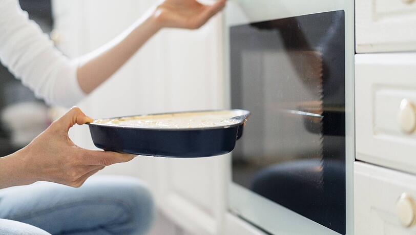Moderne Backöfen verfügen häufig über Ober-/Unterhitze, Umluft oder gar Heißluft. Doch worin liegen die Unterschiede und welche Funktion ist wann am besten geeignet? Moderne Backöfen verfügen häufig über Ober-/Unterhitze, Umluft oder gar Heißluft. Doch worin liegen die Unterschiede und welche Funktion ist wann am besten geeignet?