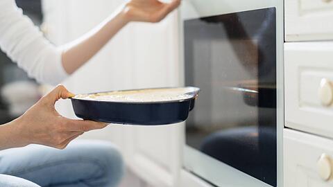 Moderne Back&ouml;fen verf&uuml;gen h&auml;ufig &uuml;ber Ober-/Unterhitze, Umluft oder gar Hei&szlig;luft. Doch worin liegen die Unterschiede und welche Funktion ist wann am besten geeignet?