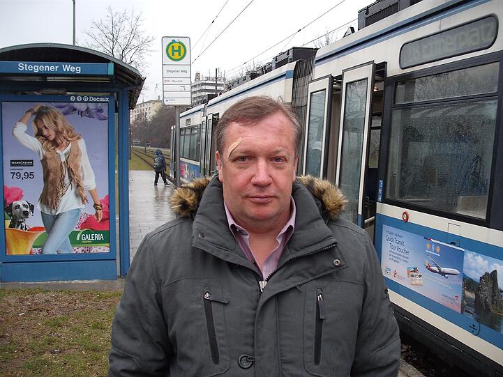 Dieter G. (50) an der Trambahnhaltestelle Stegener weg, an dem die Jugendlichen am Dienstagabend über den Fahrer der Linie 18 herfielen.