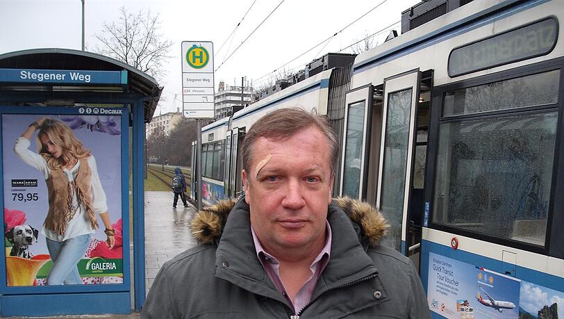 Dieter G. (50) an der Trambahnhaltestelle Stegener weg, an dem die Jugendlichen am Dienstagabend über den Fahrer der Linie 18 herfielen. Dieter G. (50) an der Trambahnhaltestelle Stegener weg, an dem die Jugendlichen am Dienstagabend über den Fahrer der Linie 18 herfielen.