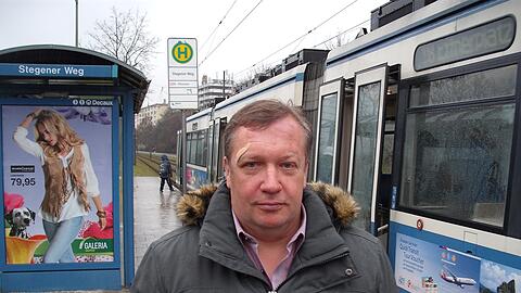 Dieter G. (50) an der Trambahnhaltestelle Stegener weg, an dem die Jugendlichen am Dienstagabend über den Fahrer der Linie 18 herfielen.
