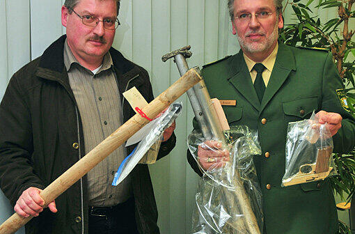 Andreas Gollwitzer vom K 33 (l.) und Polizeivizepräsident Robert Kopp zeigen einige der sichergestellten Waffen.