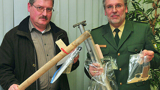 Andreas Gollwitzer vom K 33 (l.) und Polizeivizepräsident Robert Kopp zeigen einige der sichergestellten Waffen. Andreas Gollwitzer vom K 33 (l.) und Polizeivizepräsident Robert Kopp zeigen einige der sichergestellten Waffen.